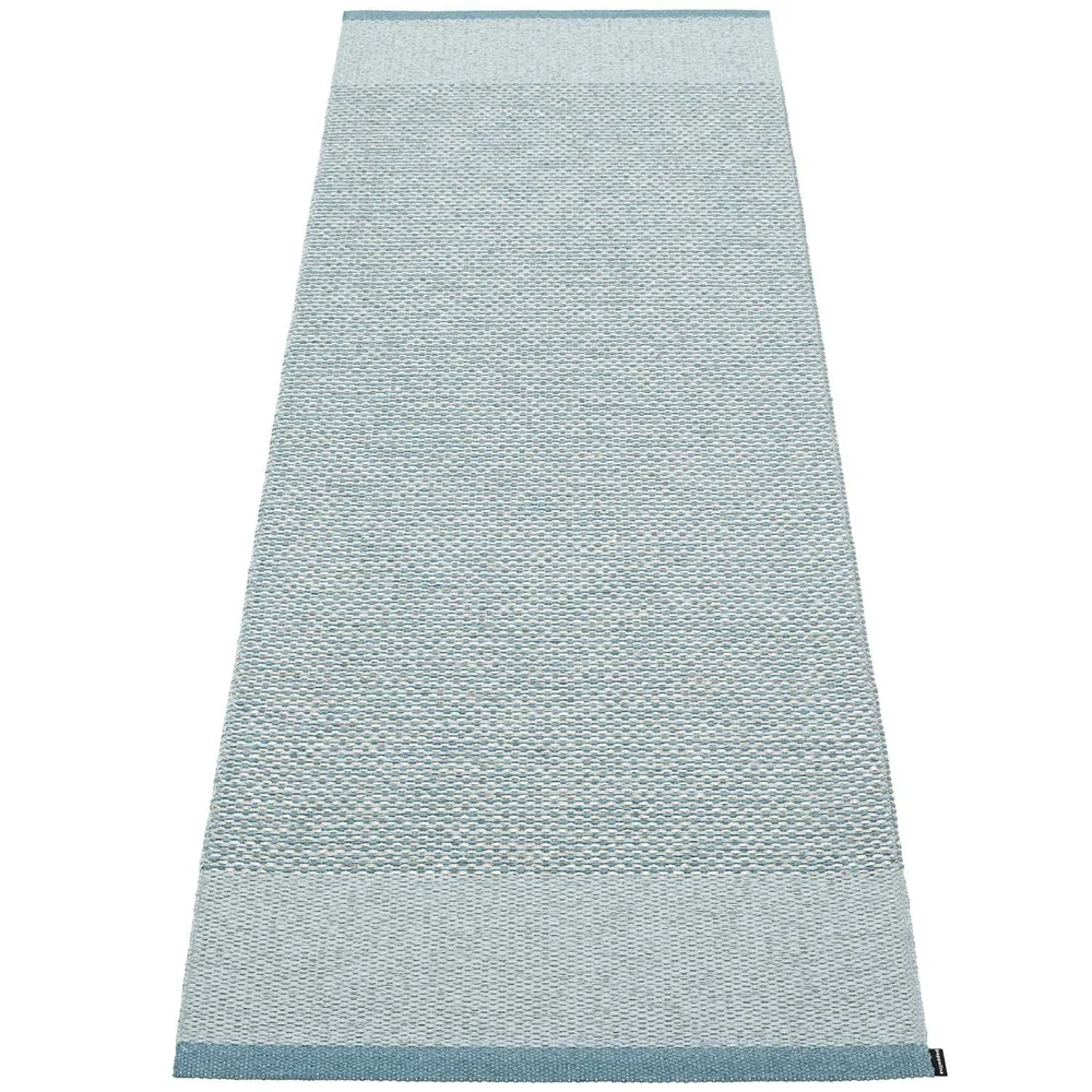 Edit Teppe Dove Blue / Blue Fog / Stone Metallic, 70×200 cm v:3109215 Edit Teppe Dove Blue / Blue Fog / Stone Metallic, 70×200 cm v:3109215